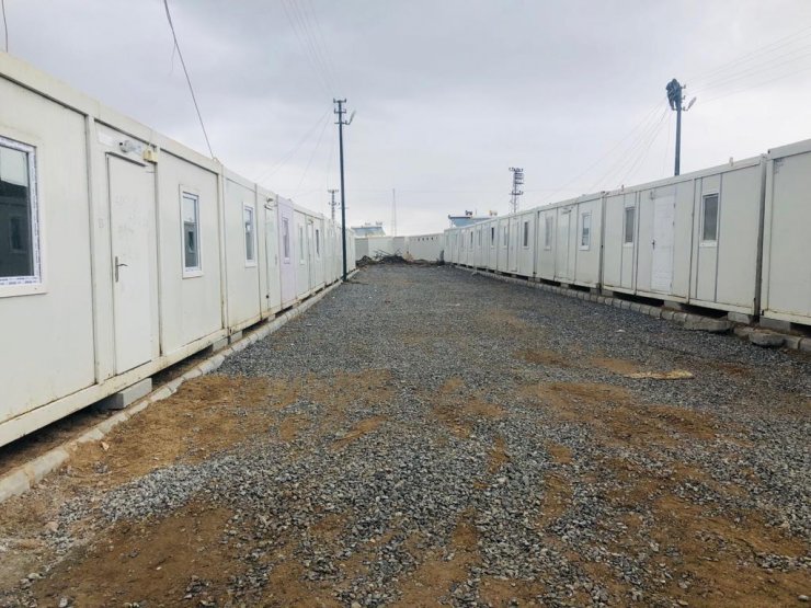 Van'da depremzedelerin barınması için konteynerlerin kurulumu sürüyor