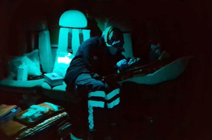 Polis helikopteri doğum yapan kanamalı hasta için gece uçtu