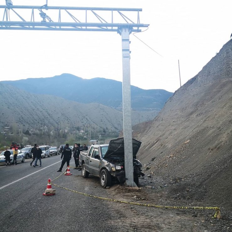 Artvin'de kamyonet direğe çarptı: 1 ölü 1 yaralı