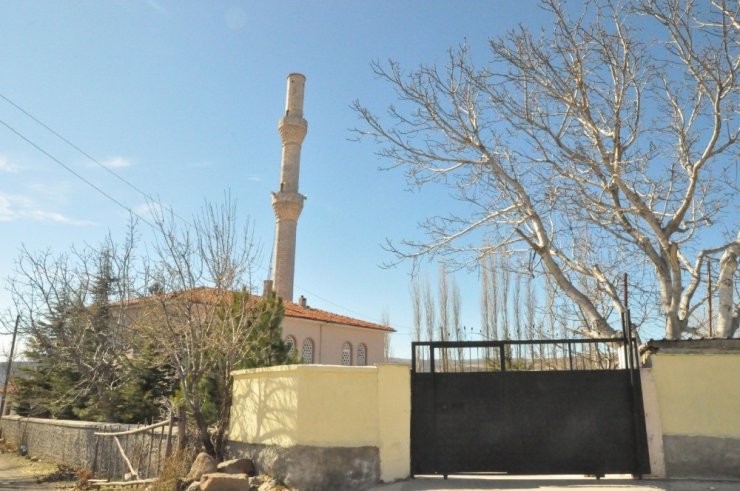 Çürük raporu verilen minarenin külahı fırtınaya dayanamadı