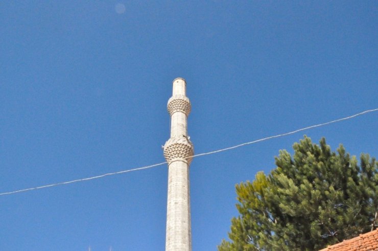 Çürük raporu verilen minarenin külahı fırtınaya dayanamadı