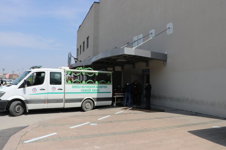 Denizli'de annesinin öldürdüğü çocuğun cenazesini babası teslim aldı