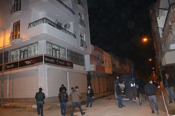 Balkondan kavgayı seyreden gencin başına kurşun isabet etti