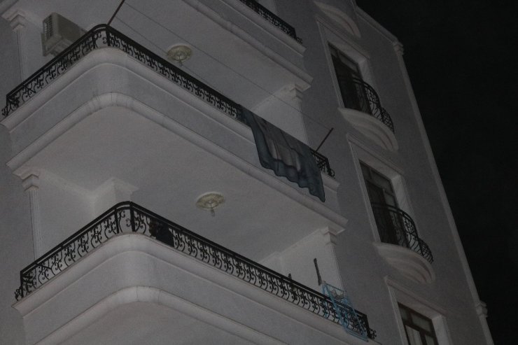 Balkondan kavgayı seyreden gencin başına kurşun isabet etti