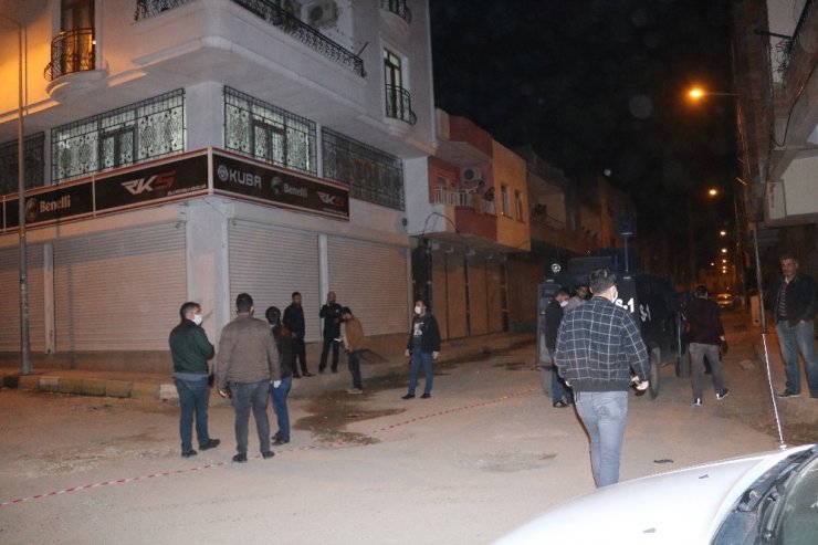 Balkondan kavgayı seyreden gencin başına kurşun isabet etti