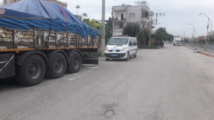 Park halindeki tırın aküsünü çaldılar