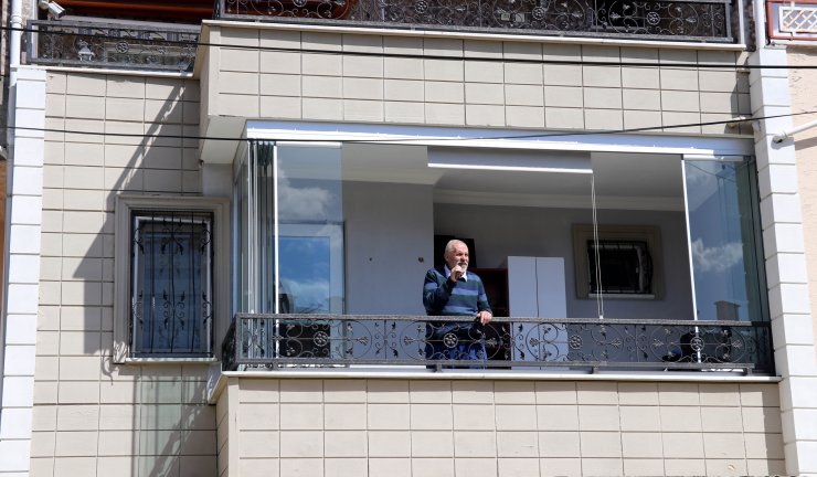 "Minik Kuş" salgın nedeniyle evde kalan komşularına balkondan konser veriyor