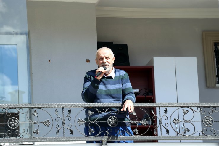 "Minik Kuş" salgın nedeniyle evde kalan komşularına balkondan konser veriyor