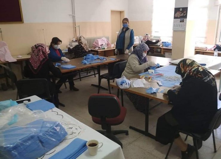 Nallıhan Devlet Hastanesi için halk eğitim merkezinde maske üretiyorlar