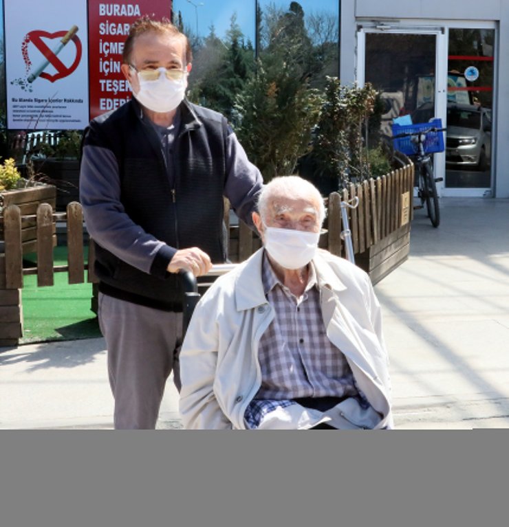 Samsun'da 96 yaşındaki baba ile 65 yaşındaki oğlu koronavirüsü yenerek taburcu edildi