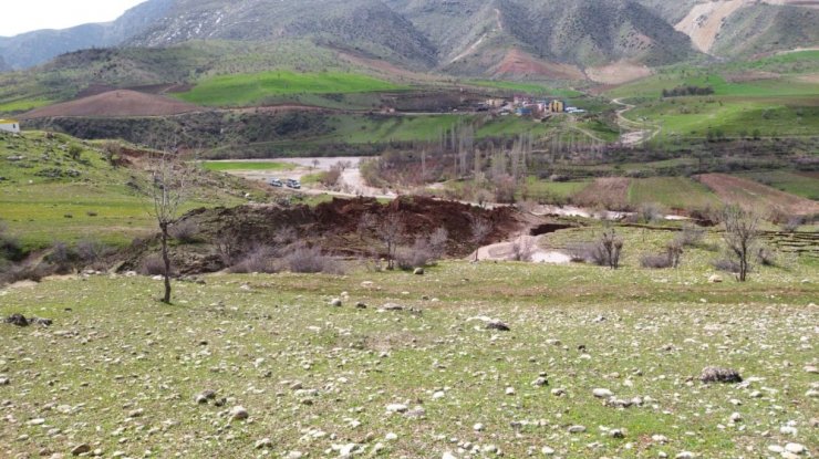 Siirt’te heyelan içme suyu borularını patlattı, 11 köy susuz kaldı