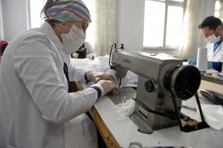 Ardahanlı gönüllü usta öğreticilerden fedakar sağlıkçılara maske ve tulum