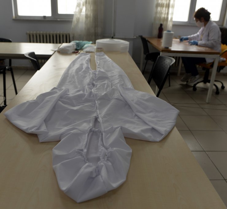 Ardahanlı gönüllü usta öğreticilerden fedakar sağlıkçılara maske ve tulum