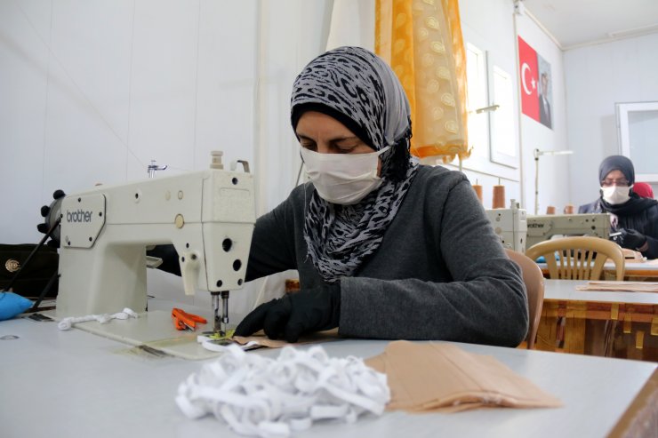Bayırbucaklı Türkmen kadınlar ürettikleri maskeleri Yayladağı Kaymakamlığına teslim etti