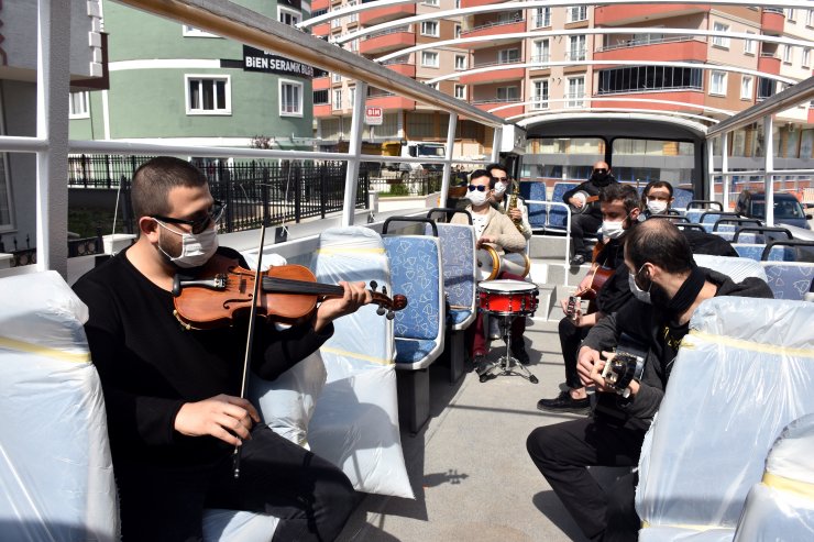Bilecik sokaklarında "otobüsten konser" ile vatandaşlara moral veriyorlar