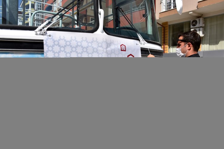 Bilecik sokaklarında "otobüsten konser" ile vatandaşlara moral veriyorlar