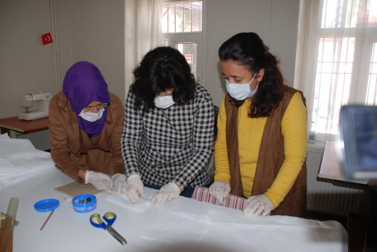 Burdur’da gönüllülerden sağlık çalışanlarına maske ve siperlik üretimi