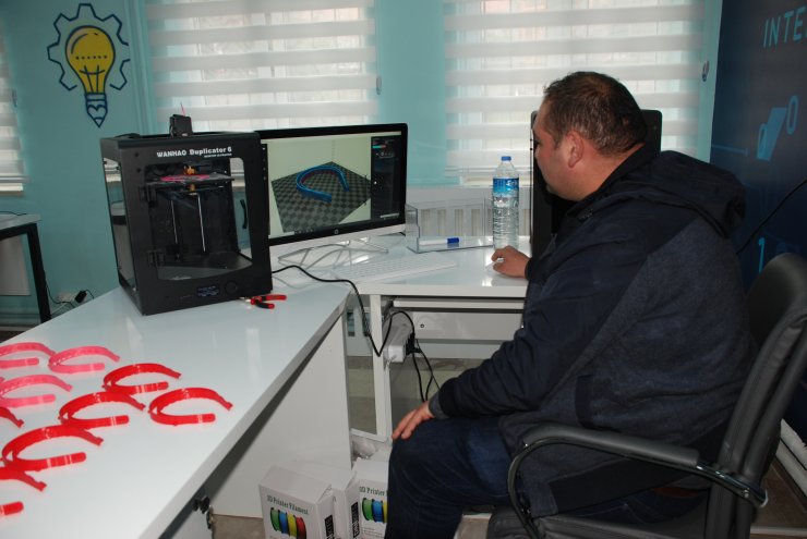 Burdur’da gönüllülerden sağlık çalışanlarına maske ve siperlik üretimi