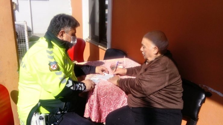 Polis ’evde kal’ dedi, 2 ay önce bağlanan aracını evine getirdi
