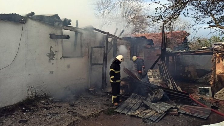 Düzce’de 4 ev alevler içinde kaldı