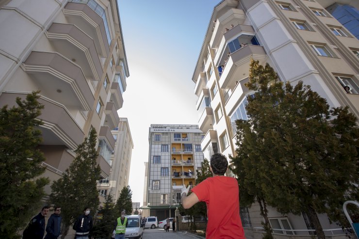 "Hayatı eve sığdıranlara" sokaklarda müzik ziyafeti