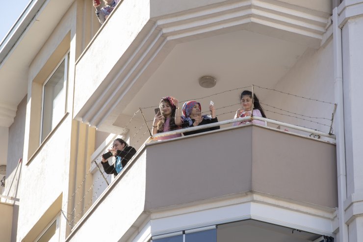 "Hayatı eve sığdıranlara" sokaklarda müzik ziyafeti