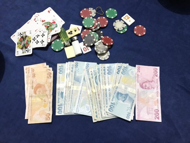 Villaya baskında kumar oynayan 13 kişiye 57 bin 200 TL para cezası