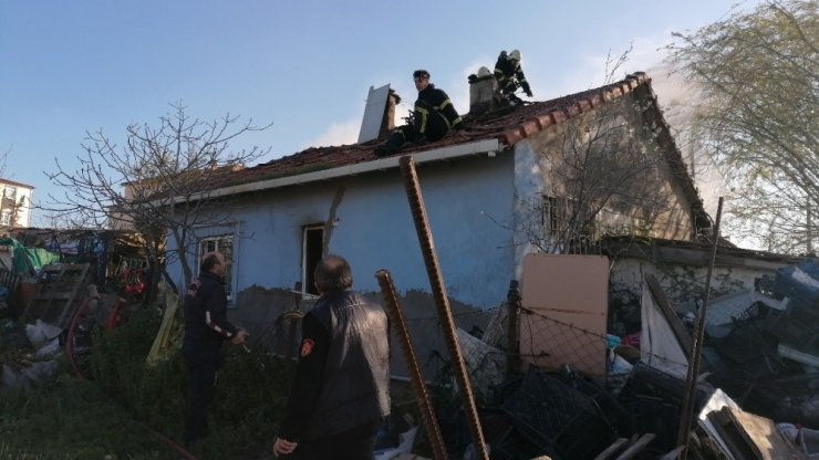 Çıkan yangın 5 kişilik aileyi evinden etti