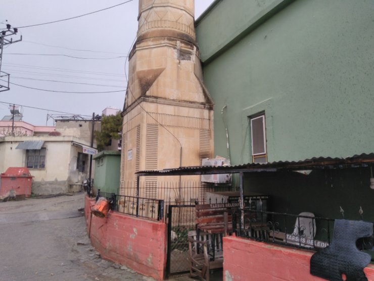 Mersin'de yıldırım isabet eden minarede hasar oluştu