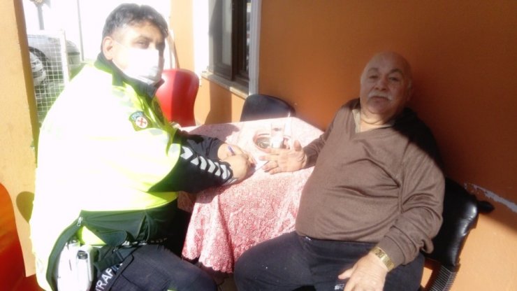 Polis ’evde kal’ dedi, 2 ay önce bağlanan aracını evine getirdi