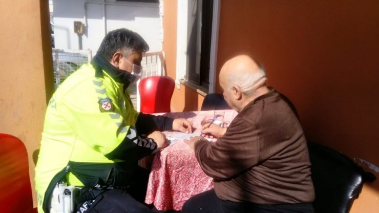 Polis ’evde kal’ dedi, 2 ay önce bağlanan aracını evine getirdi