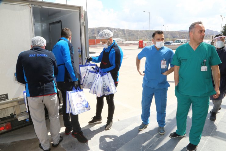 Sivas'ta belediyeden sağlıkçılara yemek ikramı