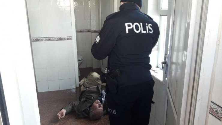 76 yaşındaki adam halk tuvaletinde ölü bulundu