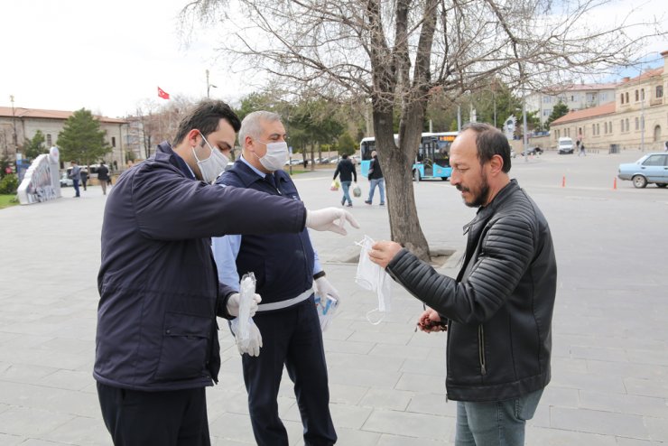 Zabıta ekipleri vatandaşlara maske dağıttı