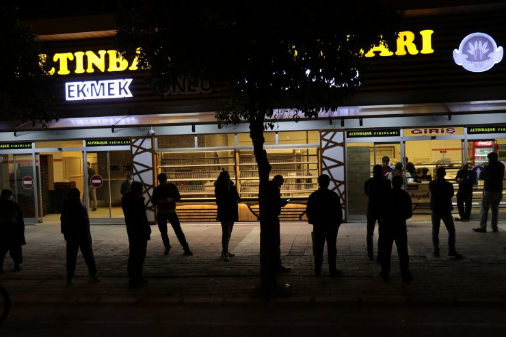 Ege Bölgesi'ndeki büyükşehirlerde sokağa çıkma yasağı öncesi yoğunluk yaşandı