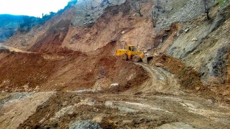 Sason’da heyelan nedeniyle köy yolu ulaşıma kapandı