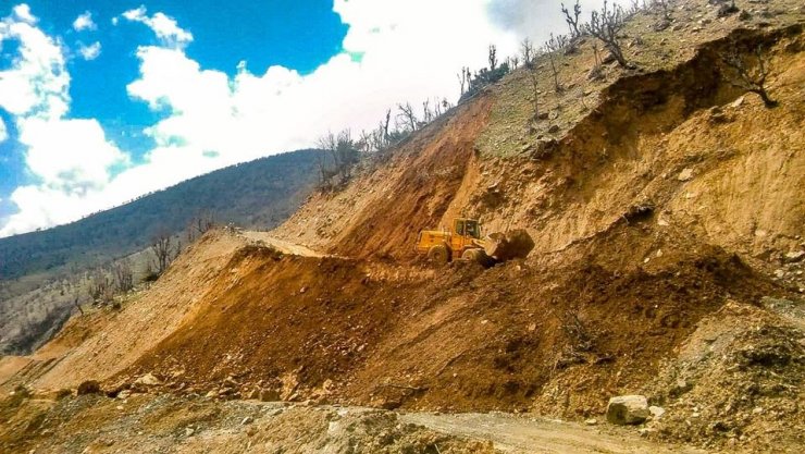 Sason’da heyelan nedeniyle köy yolu ulaşıma kapandı