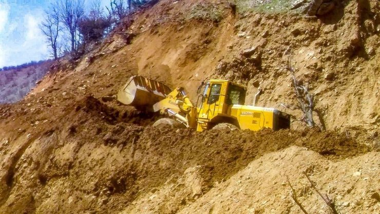 Sason’da heyelan nedeniyle köy yolu ulaşıma kapandı