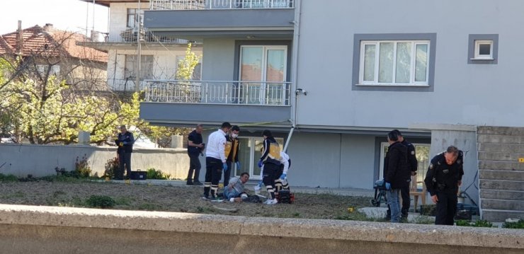Tartıştığı ağabeyi ve kardeşinin üstüne kurşun yağdırdı