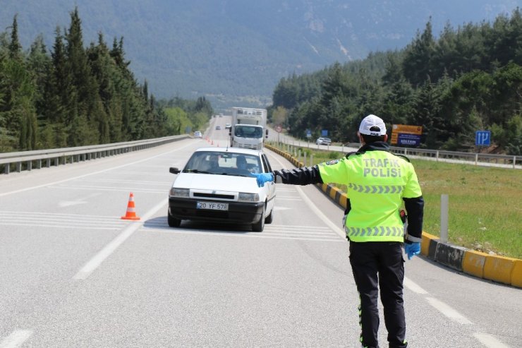 Sokağa çıkma yasağı olan 19 yaşındaki ikizler polis denetimine takıldı