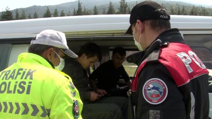 Sokağa çıkma yasağı olan 19 yaşındaki ikizler polis denetimine takıldı