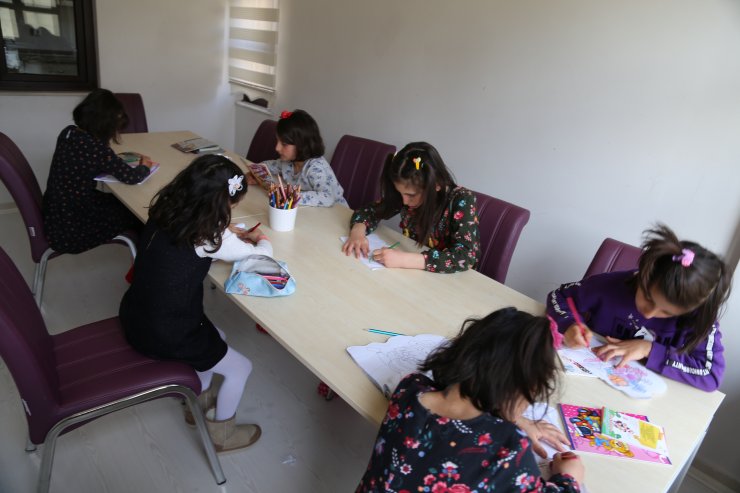 Devlet korumasındaki çocuklar derslerini TRT ve EBA TV'den takip ediyor