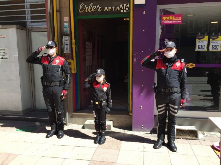 Yasağa takılan minik Azra polis ağabeylerinin bayramını böyle kutladı