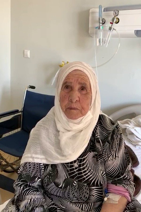 İstanbul’da korona virüsü yenen 93 yaşındaki Alye nine alkışlarla taburcu oldu