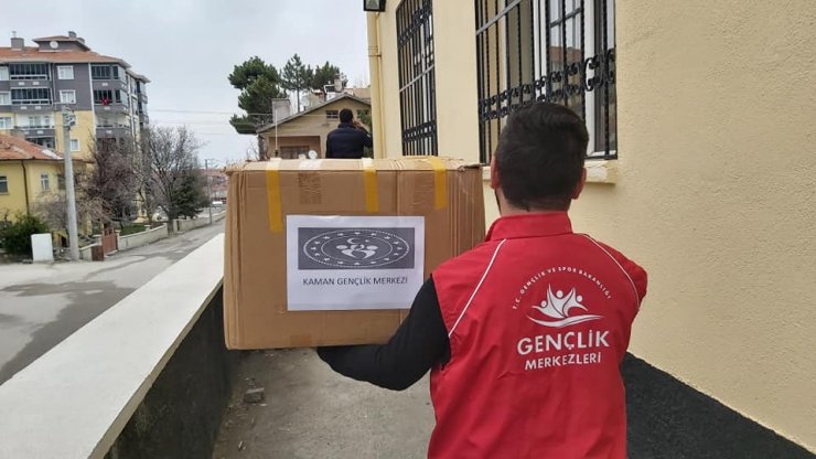 Kaman Gençlik Merkezinden sağlık çalışanlarına siper maske