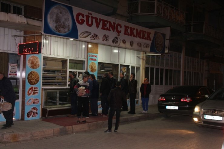Sokağa çıkma yasağının ardından Manisa’da vatandaşlar fırınlara akın etti