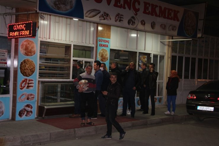 Sokağa çıkma yasağının ardından Manisa’da vatandaşlar fırınlara akın etti