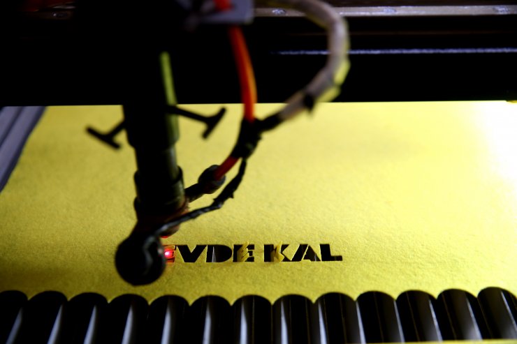 Lazer cihazıyla ürettiği yüz siperliklerinden sosyal mesaj veriyor