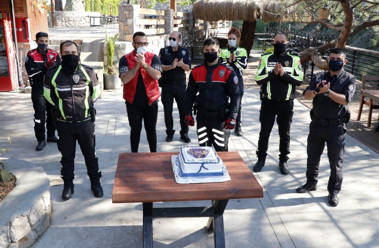 Muğla'da bıçaklı kavga ihbarına giden polislere pastalı sürpriz