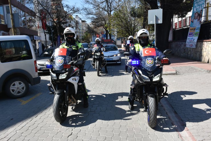Samsun'da şehir turu atan emniyet mensupları "Evde kal" çağrısı yaptı